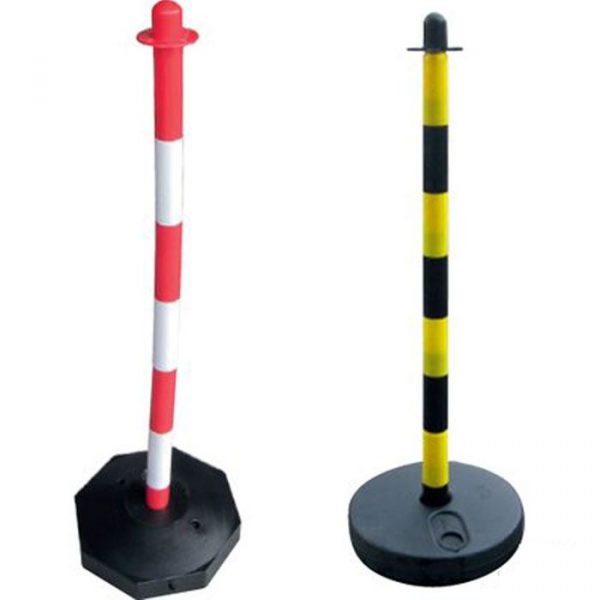 Poste ligero con base rellenable de agua o arena para cadena